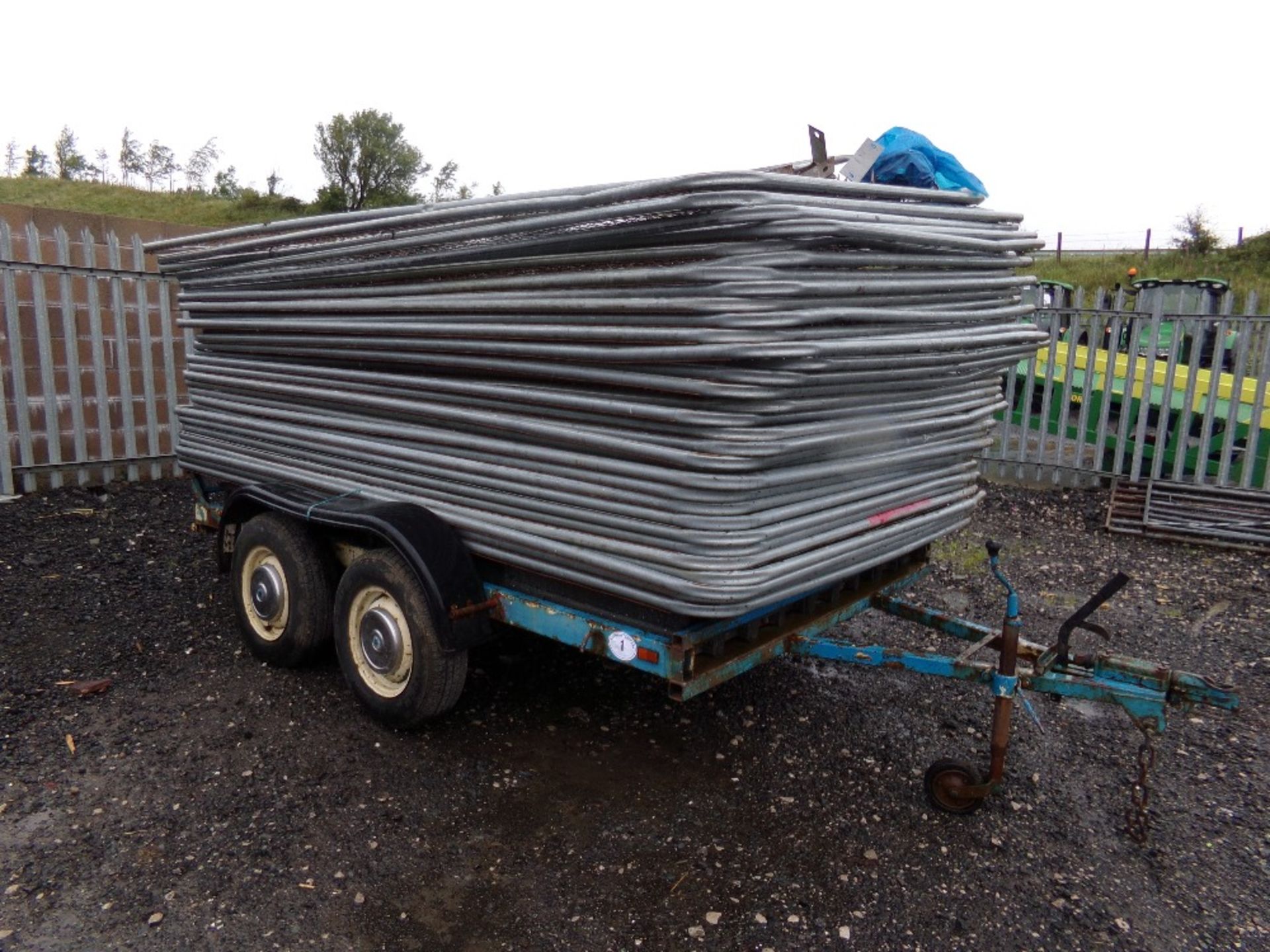 34 SECURITY FENCE PANELS ON A 4 WHEELED
