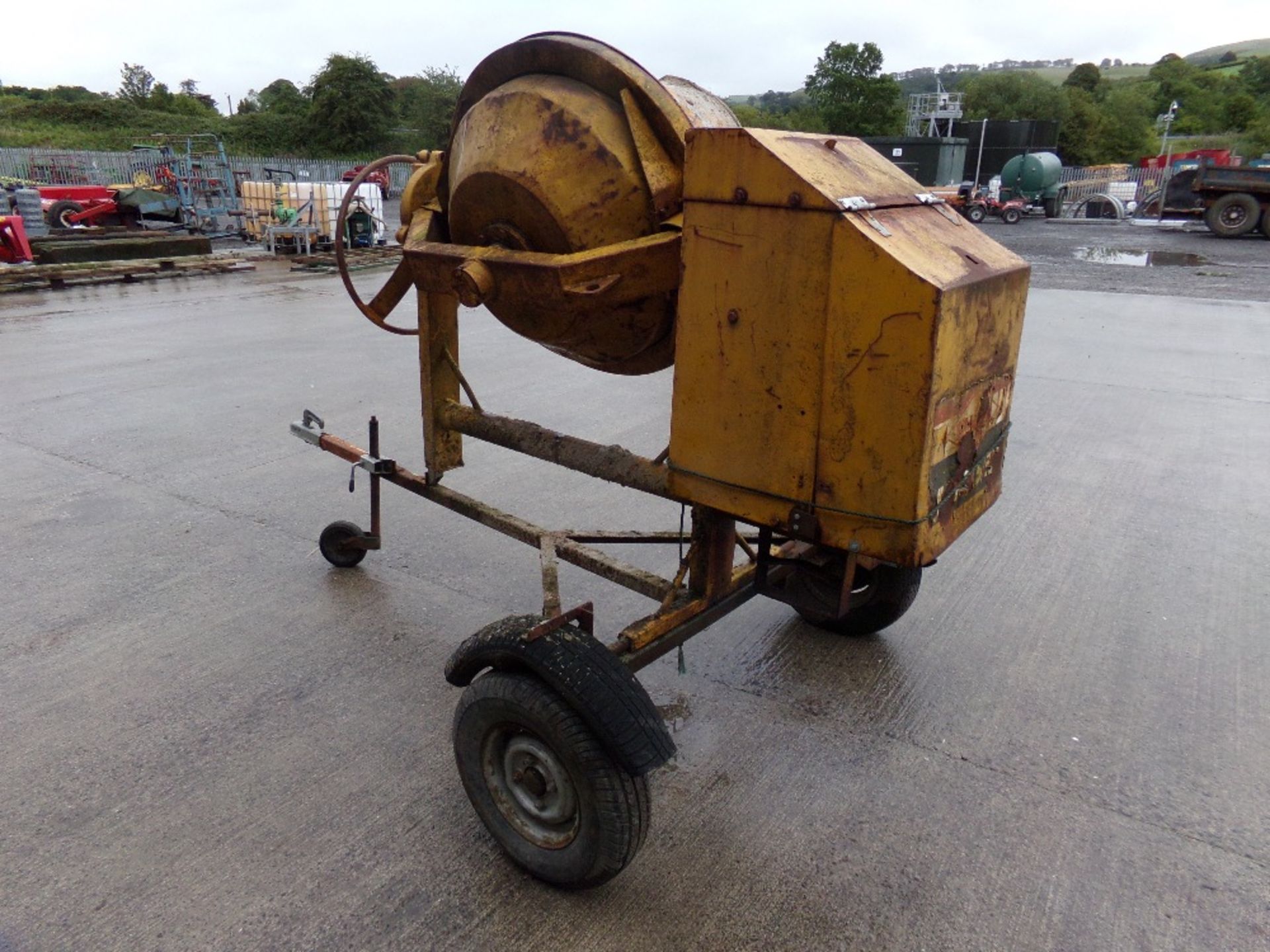 DIESEL TOWABLE CEMENT MIXER - Image 3 of 4