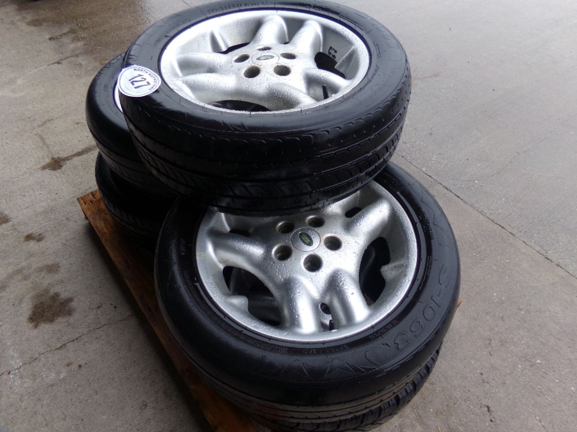 SELECTION FO LANDROVER WHEELS - Image 2 of 3