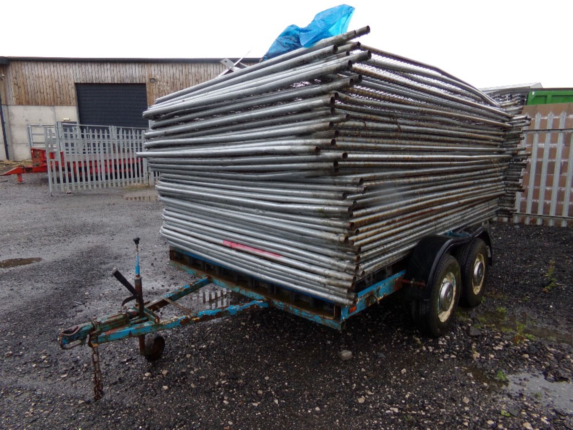 34 SECURITY FENCE PANELS ON A 4 WHEELED - Image 3 of 6