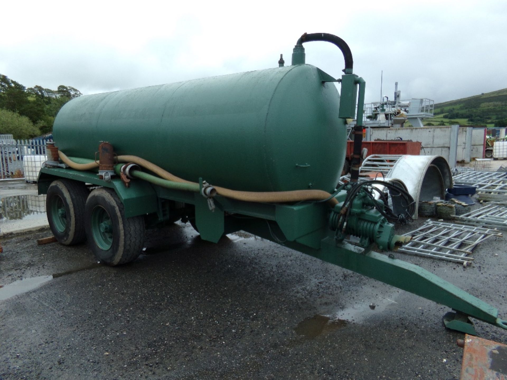 2000 GALON VACCUME TANKER