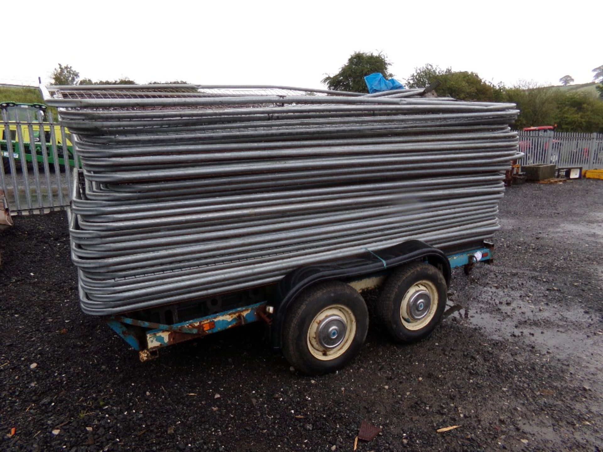 34 SECURITY FENCE PANELS ON A 4 WHEELED - Image 4 of 6