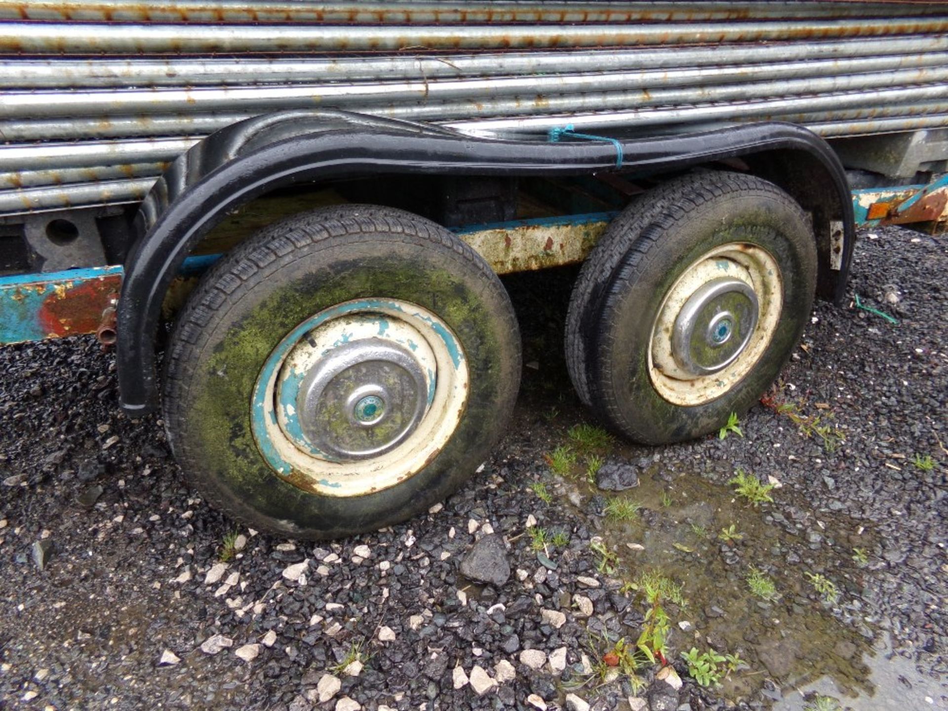 34 SECURITY FENCE PANELS ON A 4 WHEELED - Image 6 of 6