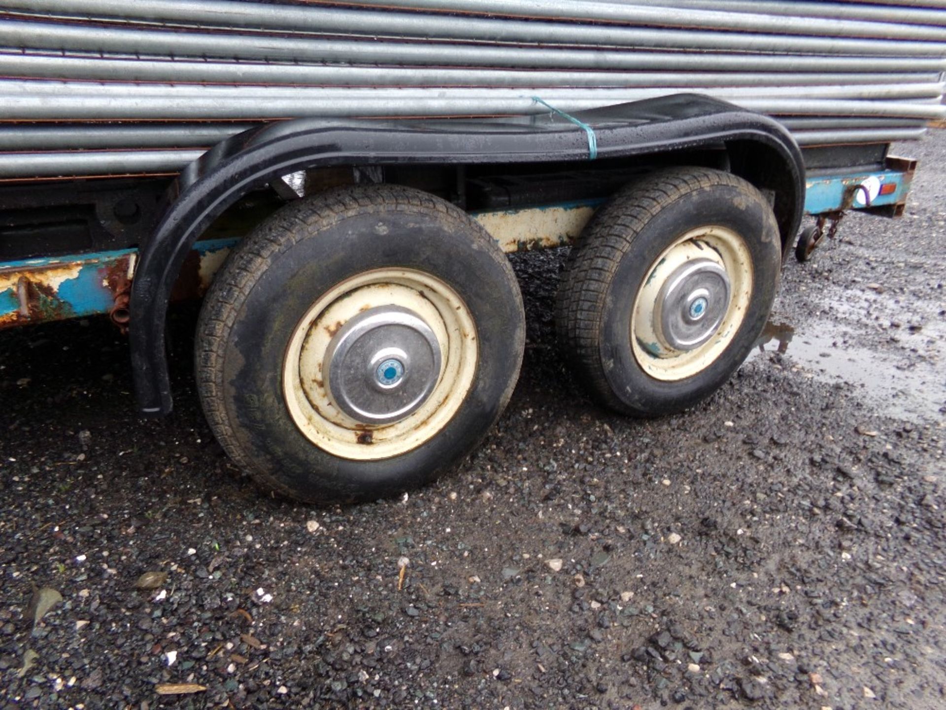 34 SECURITY FENCE PANELS ON A 4 WHEELED - Image 5 of 6