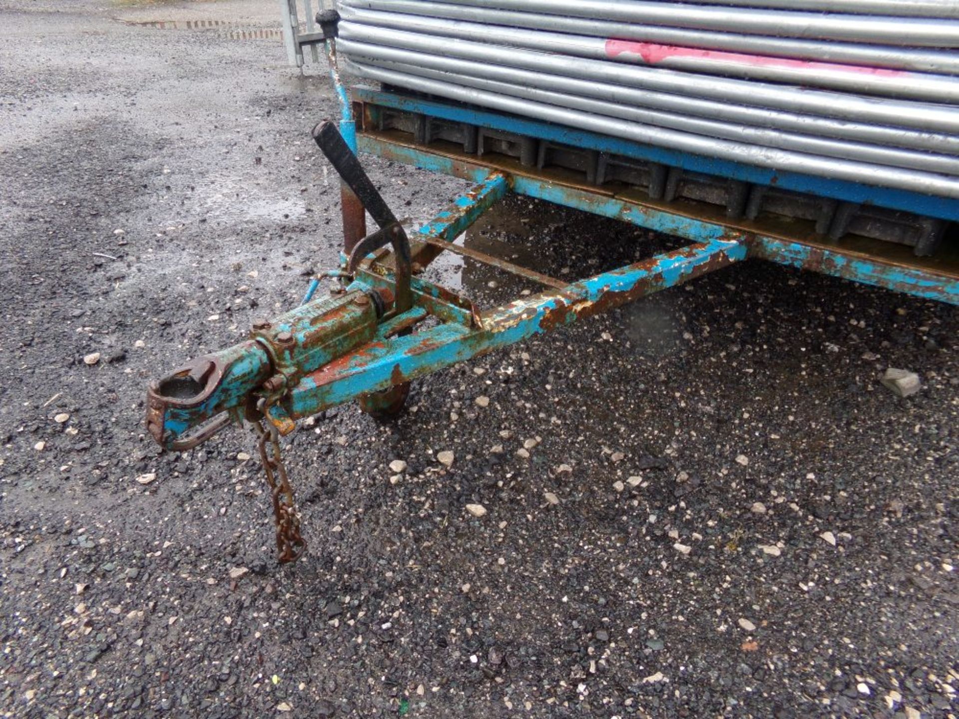 34 SECURITY FENCE PANELS ON A 4 WHEELED - Image 2 of 6