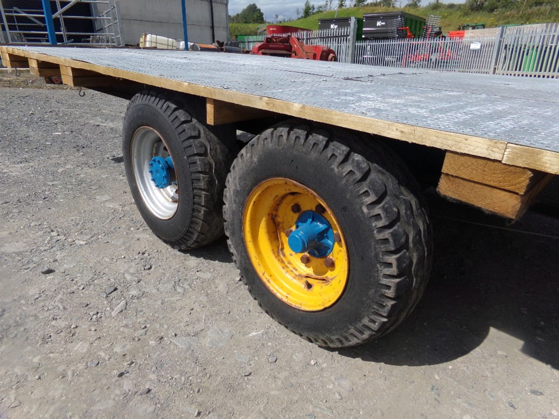 18FT TWIN AXEL BALE TRAILER (NO VAT) - Image 3 of 5