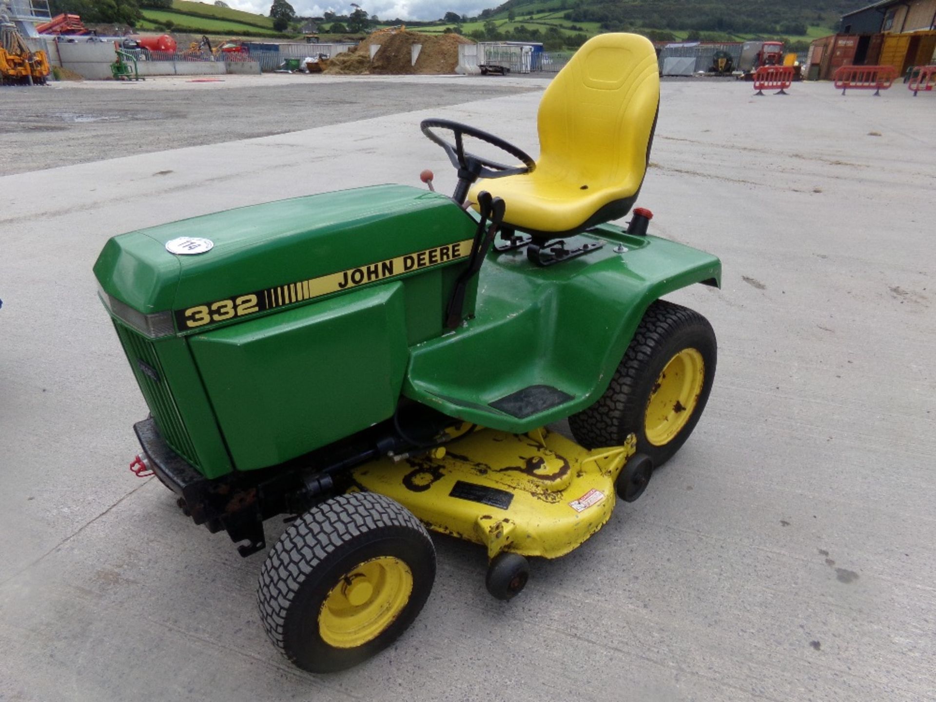 JD332 RIDE-ON MOWER (NO VAT)