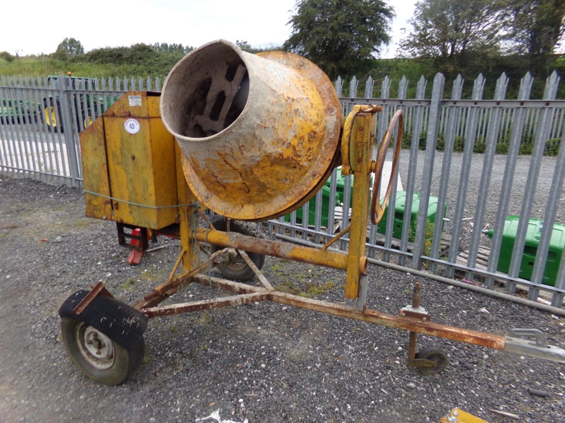 DIESEL CEMENT MIXER (STARTING HANDLE IN