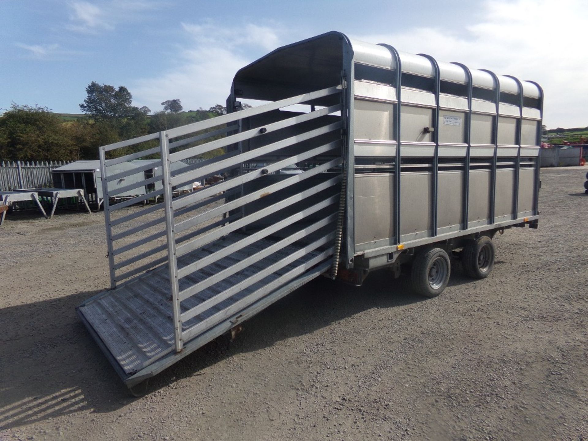 IFOR WILLIAMS LIVESTOCK TRAILER WITH DECKS AND GATES (NO VAT) - Image 4 of 4