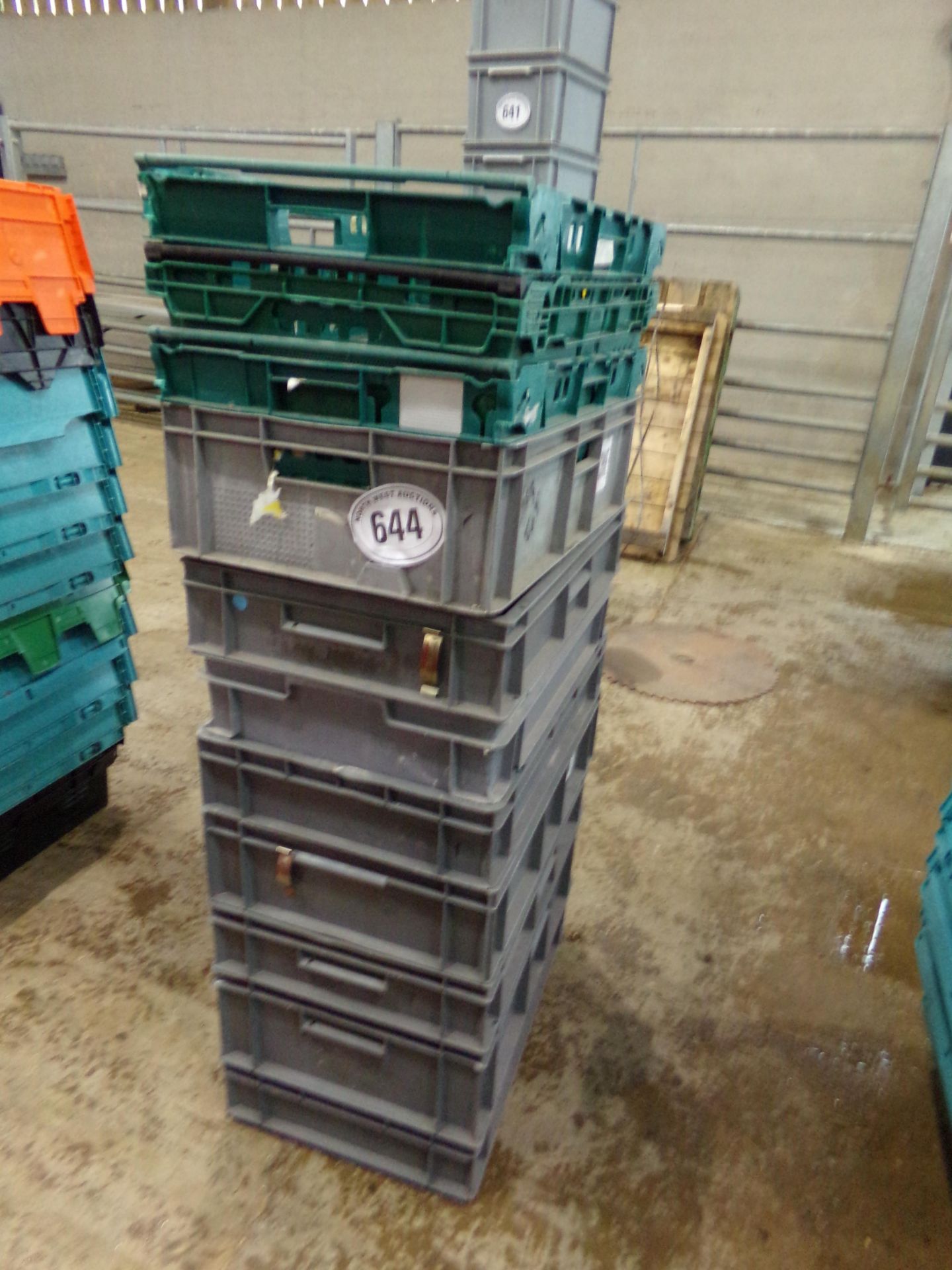 QUANTITY OF PLASTIC CRATES