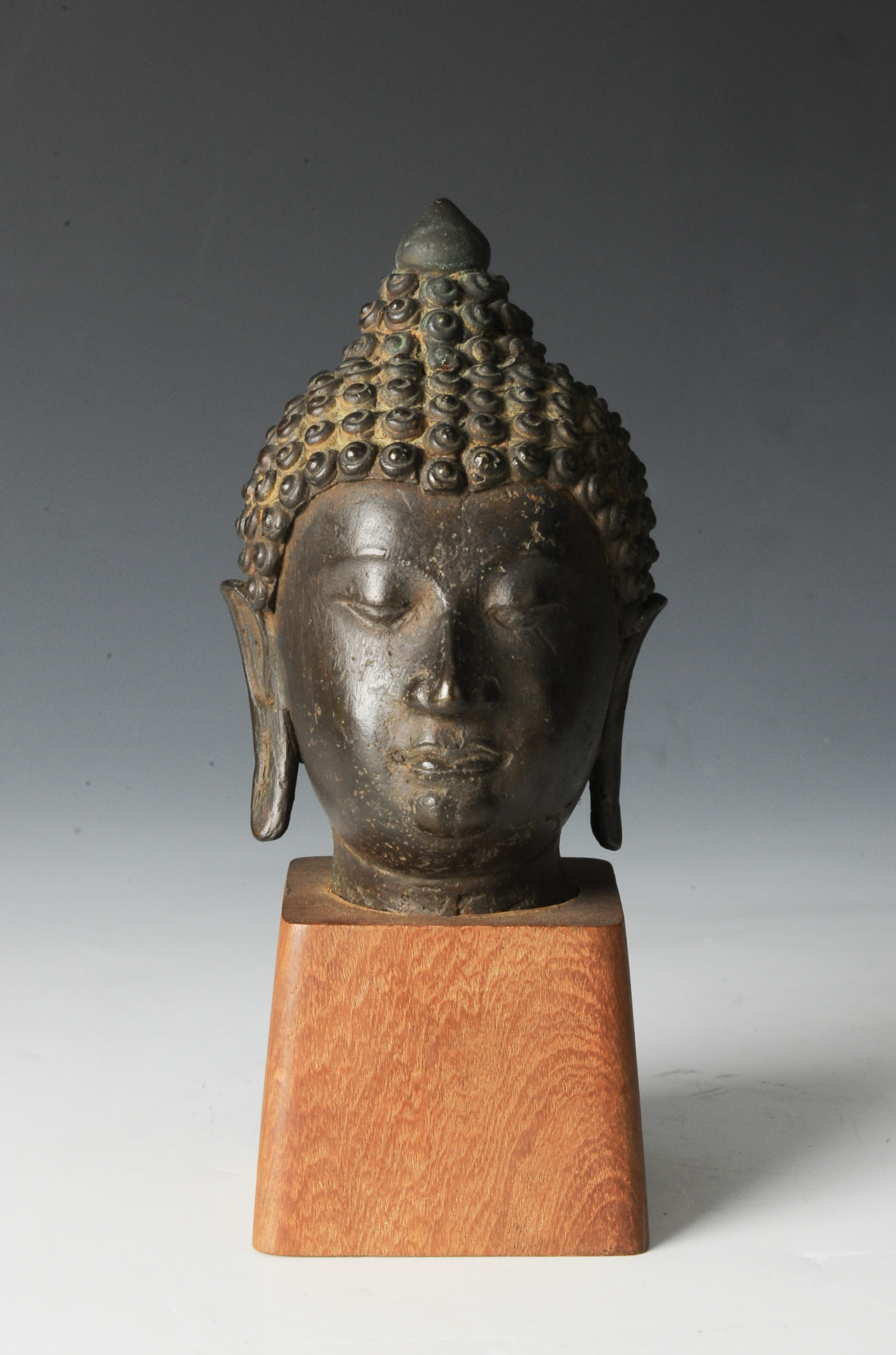 Southeast Asian Head of a Bronze Buddha - Image 4 of 7