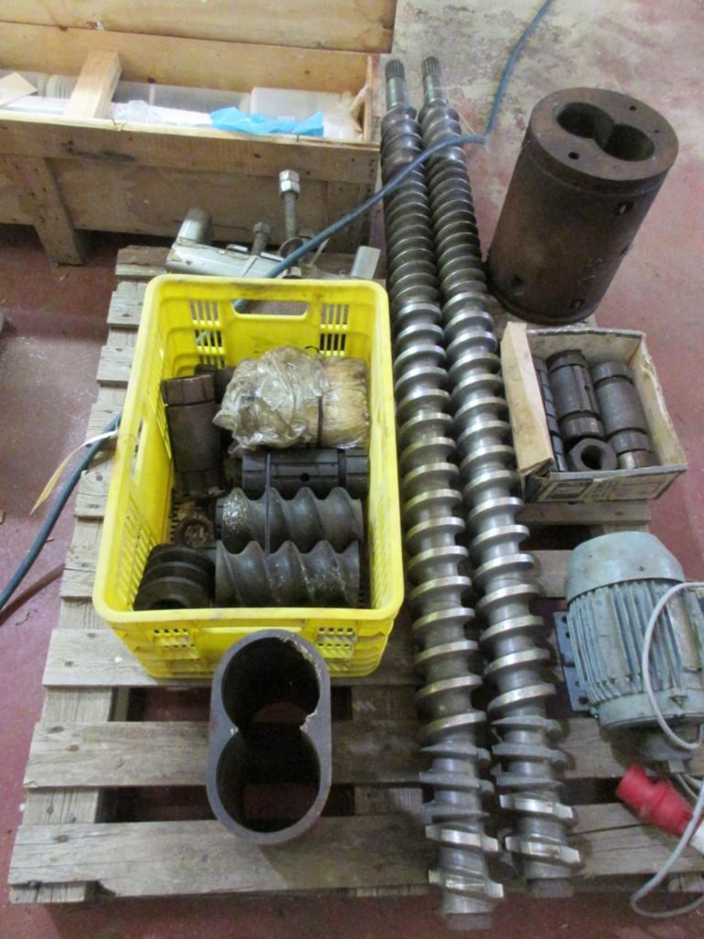 (LOT) EXTRUDER SPARE PARTS- CONTENTS OF PALLETS - Image 3 of 5