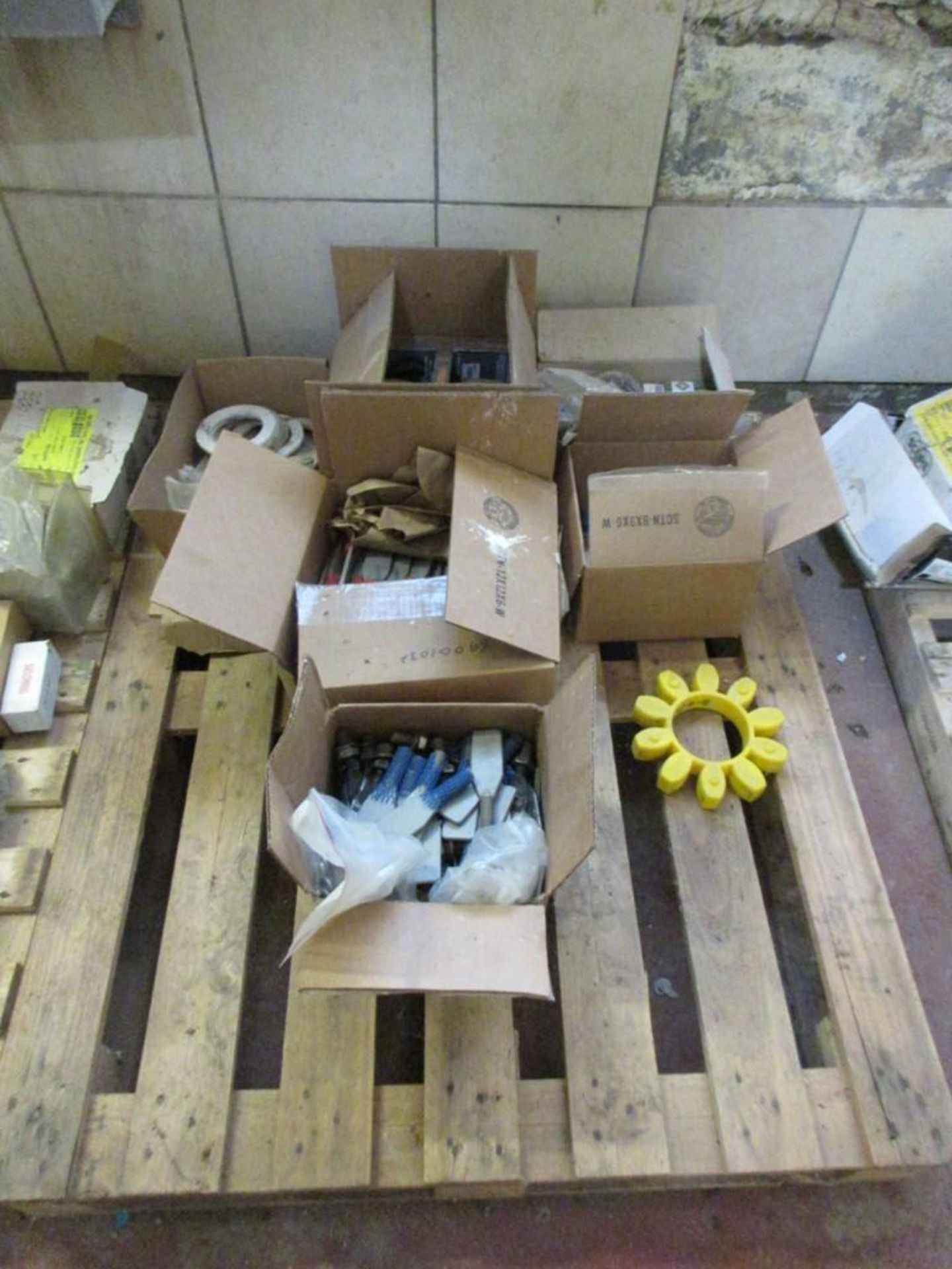 (LOT) EXTRUDER SPARE PARTS- CONTENTS OF PALLETS - Image 5 of 5