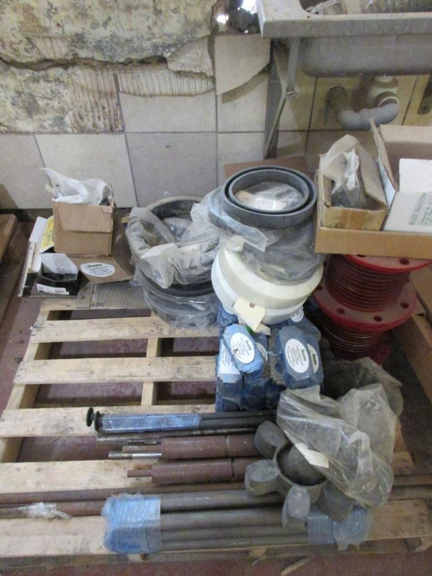 (LOT) EXTRUDER SPARE PARTS- CONTENTS OF PALLETS - Image 4 of 5