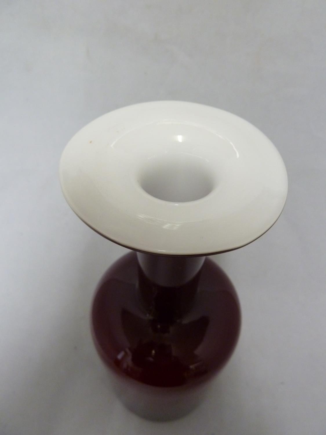 Holmegaard - Gulvvase, a glass bottle vase of cherry red over white with wide flared upper rim, 24. - Image 2 of 3