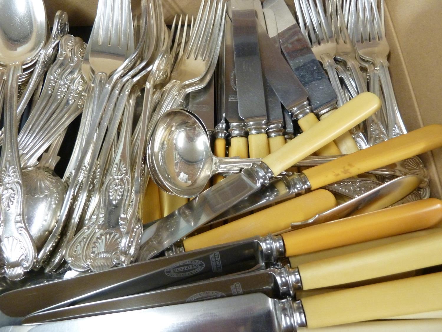 A matched silver plated cutlery service of King's Pattern, comprising: 12 soup spoons, 11 dessert - Image 4 of 5