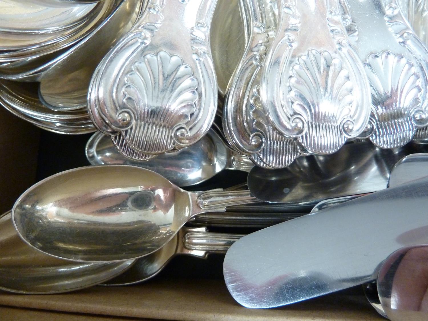 A matched silver plated cutlery service of King's Pattern, comprising: 12 soup spoons, 11 dessert - Image 5 of 5