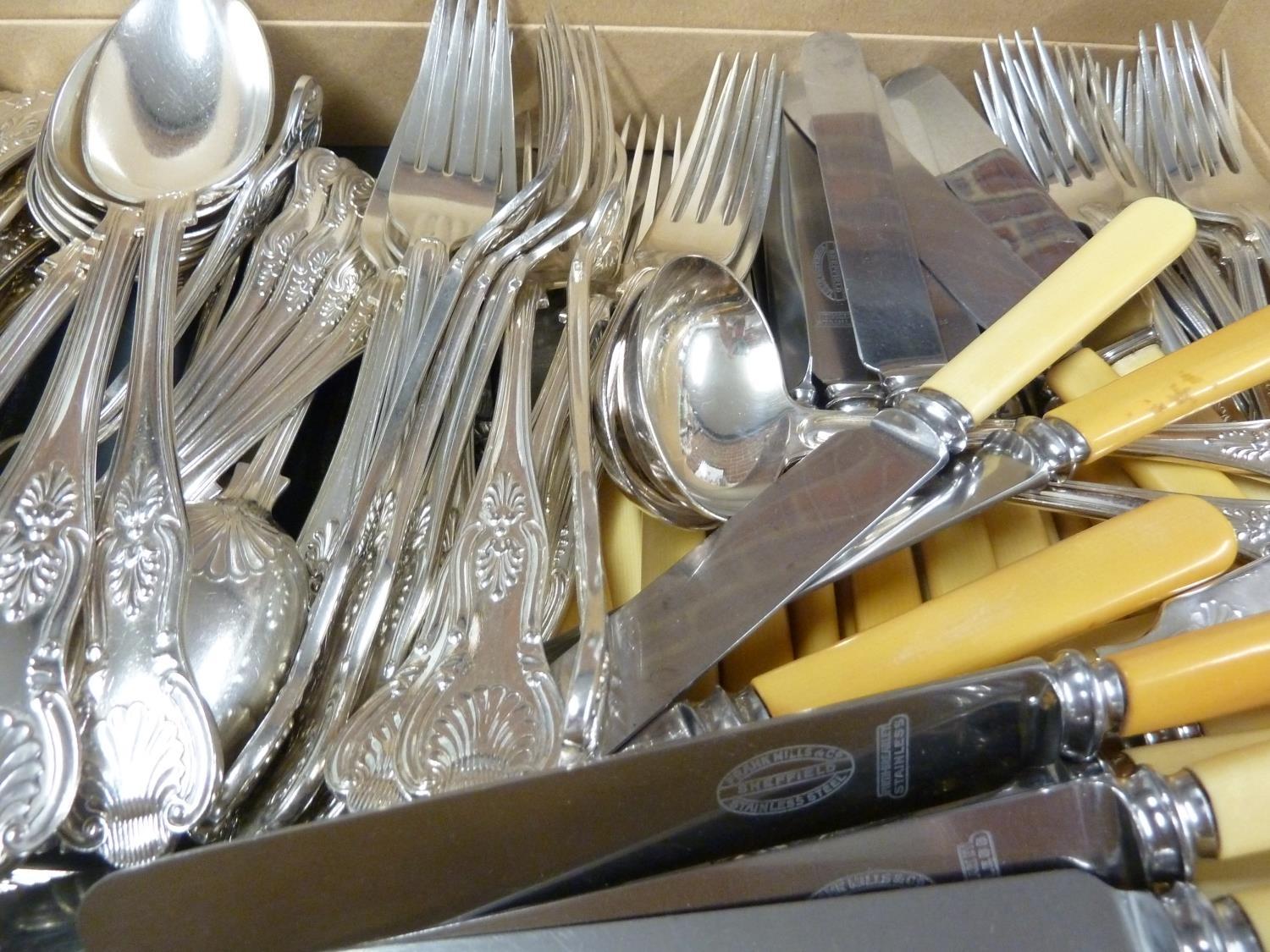 A matched silver plated cutlery service of King's Pattern, comprising: 12 soup spoons, 11 dessert - Image 3 of 5