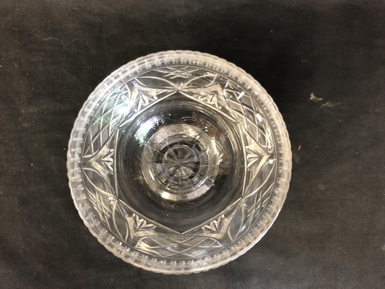 English Glass- An Early Victorian cut glass tea mixing bowl, cut with pendant and strawberry cut - Image 4 of 5