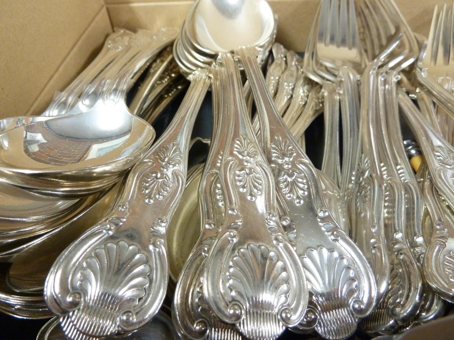 A matched silver plated cutlery service of King's Pattern, comprising: 12 soup spoons, 11 dessert - Image 2 of 5