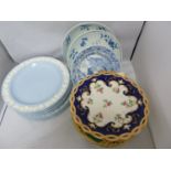 Various decorative porcelain plates, including a Miles Mason style saucer dish; a pair of Altfield