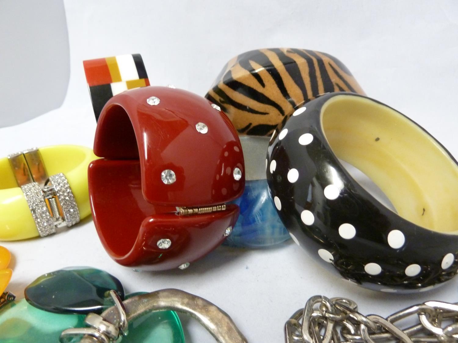 WITHDRAWN - A group of vintage plastic bangles, including a rhinestone spotted example on cherry - Image 4 of 5