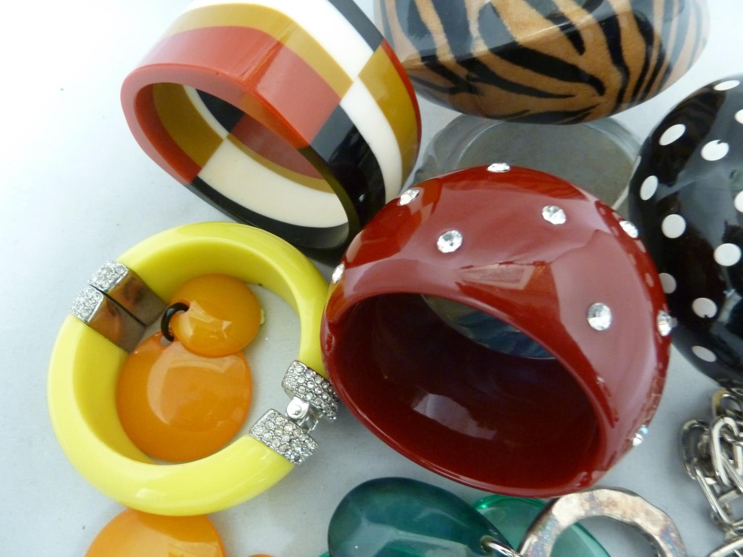 WITHDRAWN - A group of vintage plastic bangles, including a rhinestone spotted example on cherry - Image 5 of 5