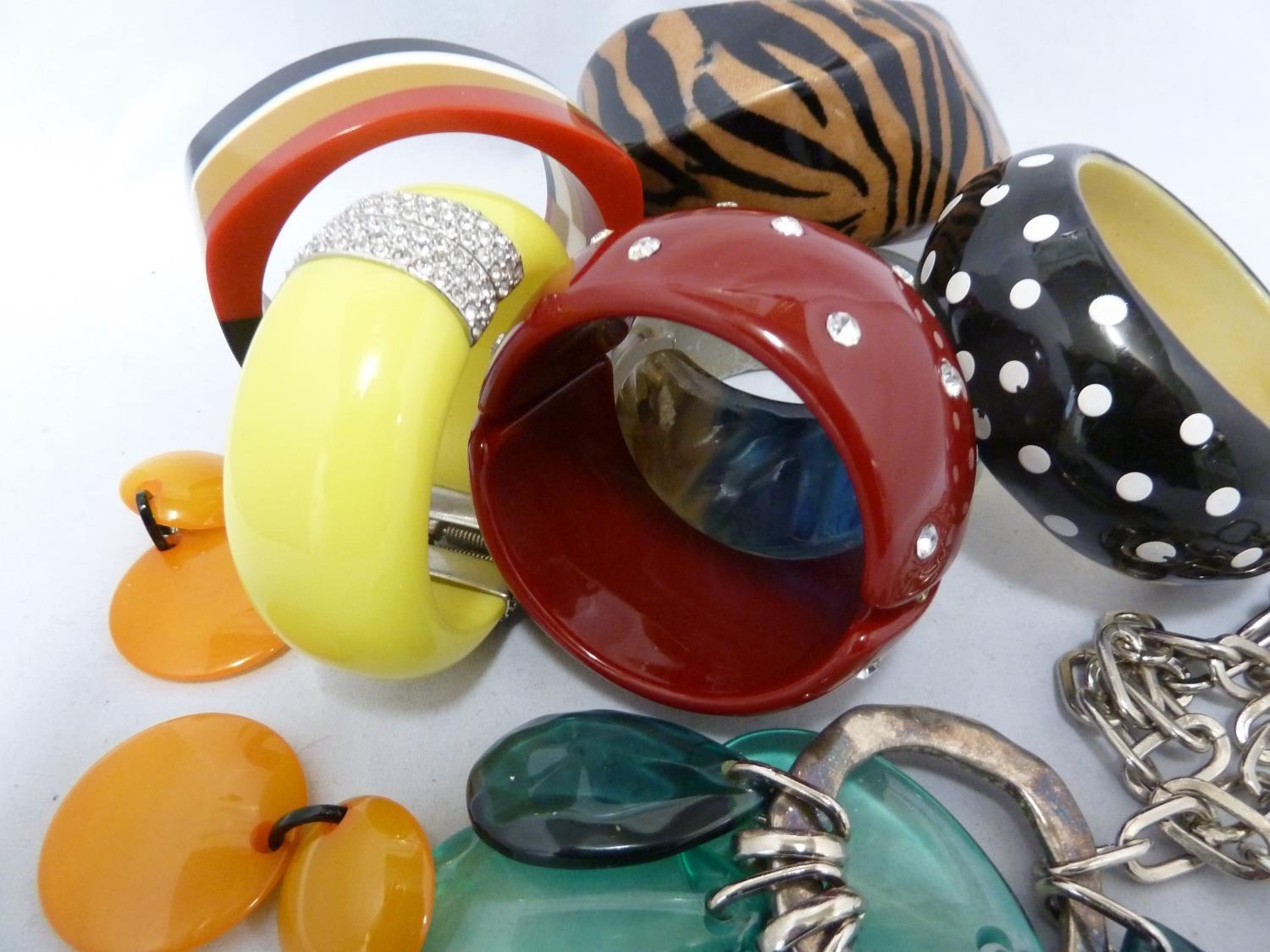 WITHDRAWN - A group of vintage plastic bangles, including a rhinestone spotted example on cherry - Image 2 of 5