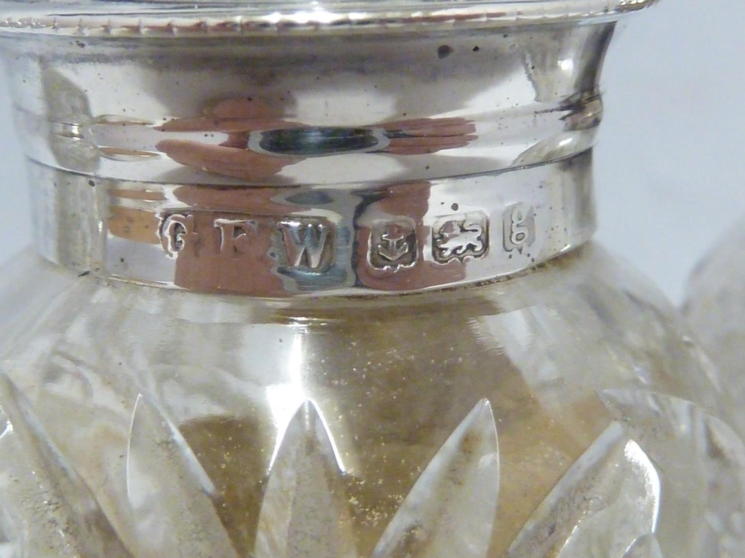 A silver mounted wooden lemon cutting board, circular; and a small size silver bladed butter - Image 14 of 21