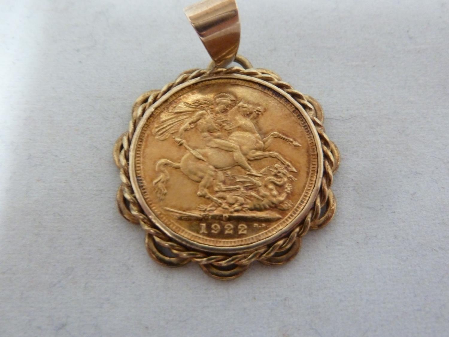 A gold Sovereign coin, dated 1922, mounted as a pendant and with a yellow gold fancy link chain - Image 2 of 7