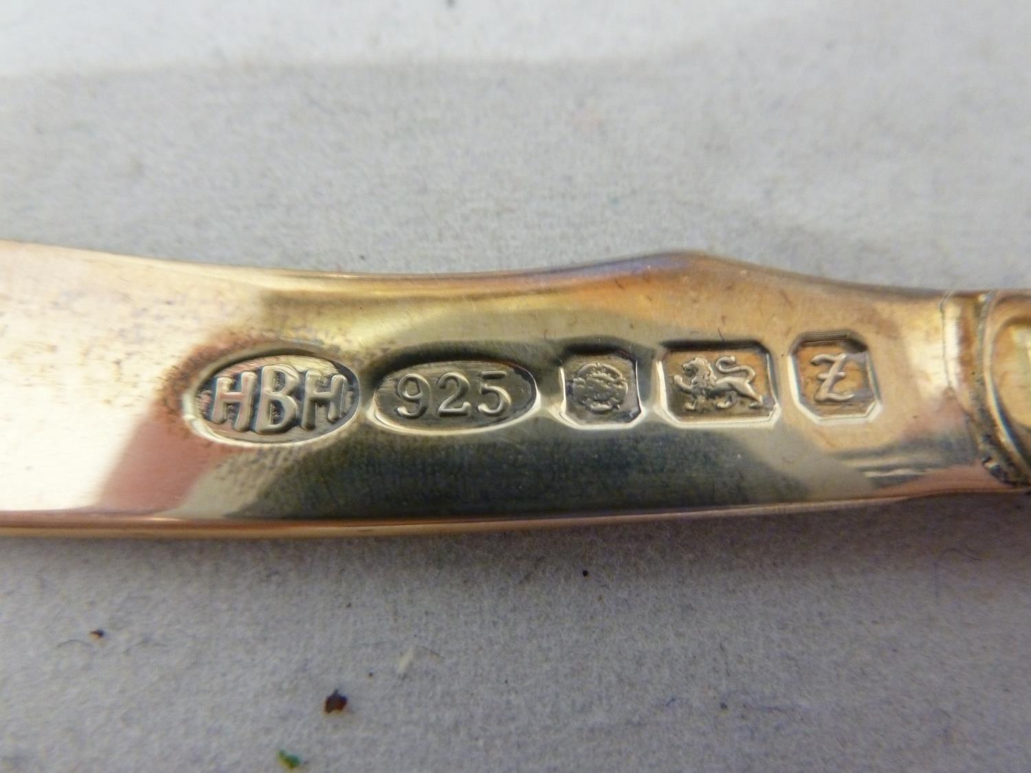 A silver mounted wooden lemon cutting board, circular; and a small size silver bladed butter - Image 5 of 21