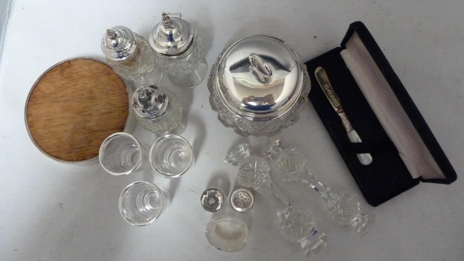 A silver mounted wooden lemon cutting board, circular; and a small size silver bladed butter - Image 3 of 21