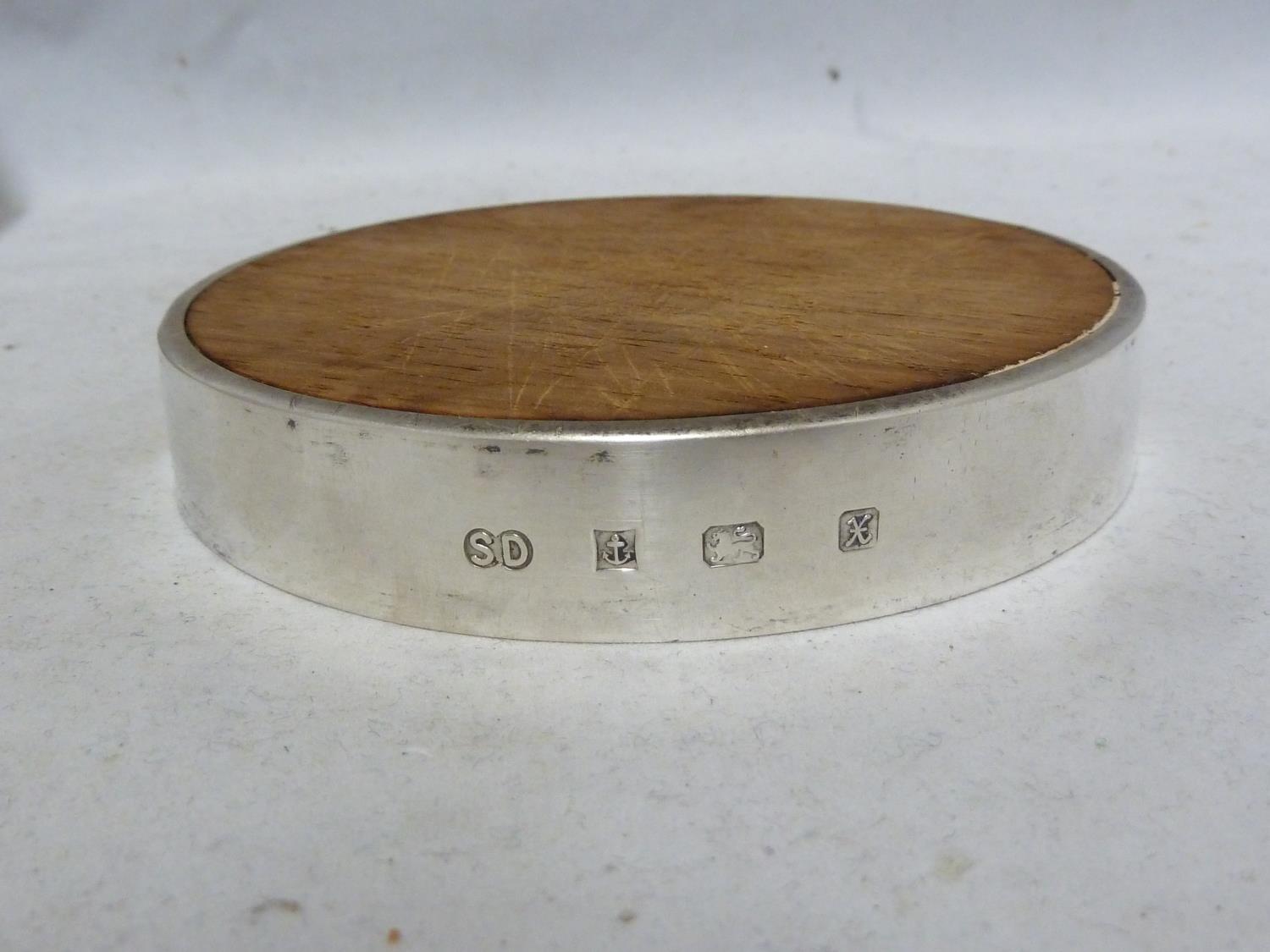 A silver mounted wooden lemon cutting board, circular; and a small size silver bladed butter - Image 15 of 21