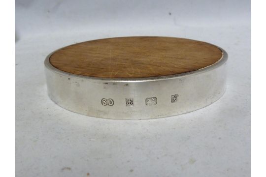 A silver mounted wooden lemon cutting board, circular; and a small size silver bladed butter - Image 15 of 21