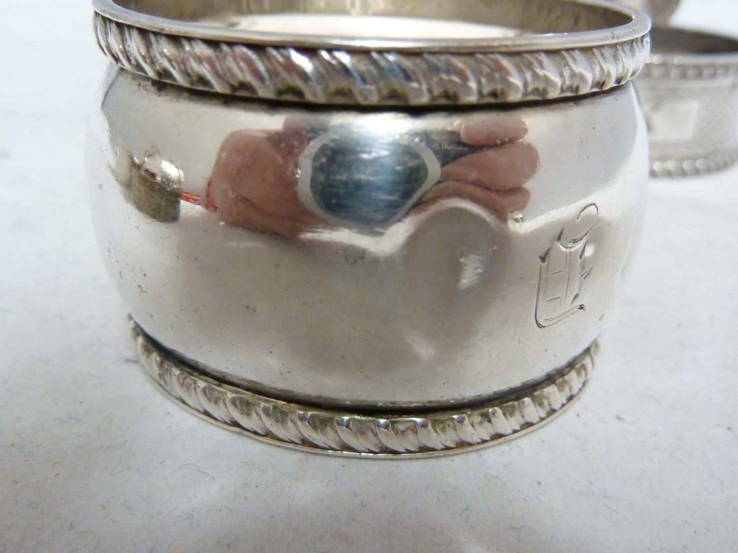 Seven silver napkin rings, including two pairs, various dates and makers, 190 grms approx (7) - Image 13 of 16