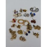 Twenty pairs of yellow and white metal stud and hoop earings, including flower and knot shapes, 24