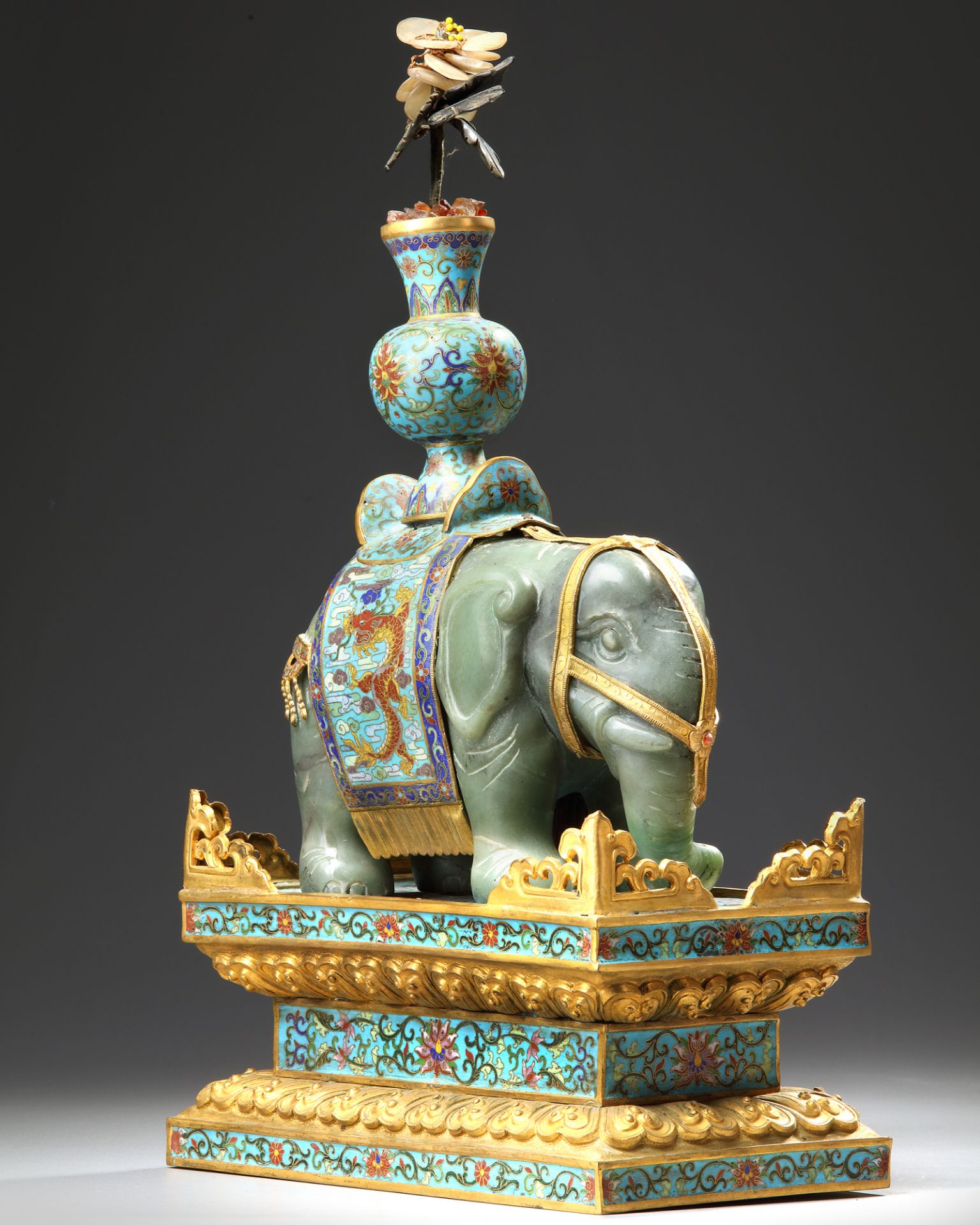 A CHINESE JADE AND CLOISONNÉ CAPARISONED ELEPHANT ON A CLOISONNÉ BASE - Image 4 of 6