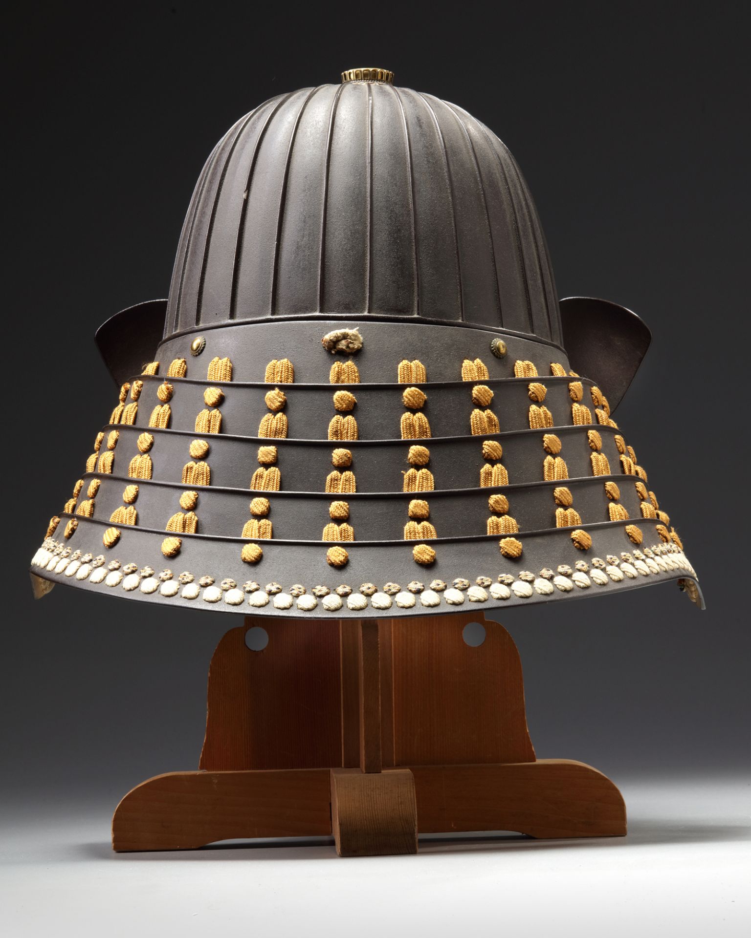 A JAPANESE TWENTY-EIGHT PLATE SUJI-KABUTO HELMET twenty-eight plate suji-kabuto helmet - Image 2 of 4