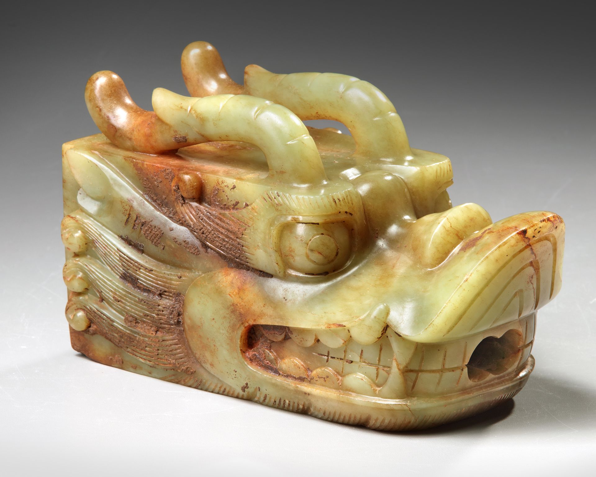 A CHINESE CELADON JADE 'DRAGON-HEAD' SPOUT - Bild 3 aus 5