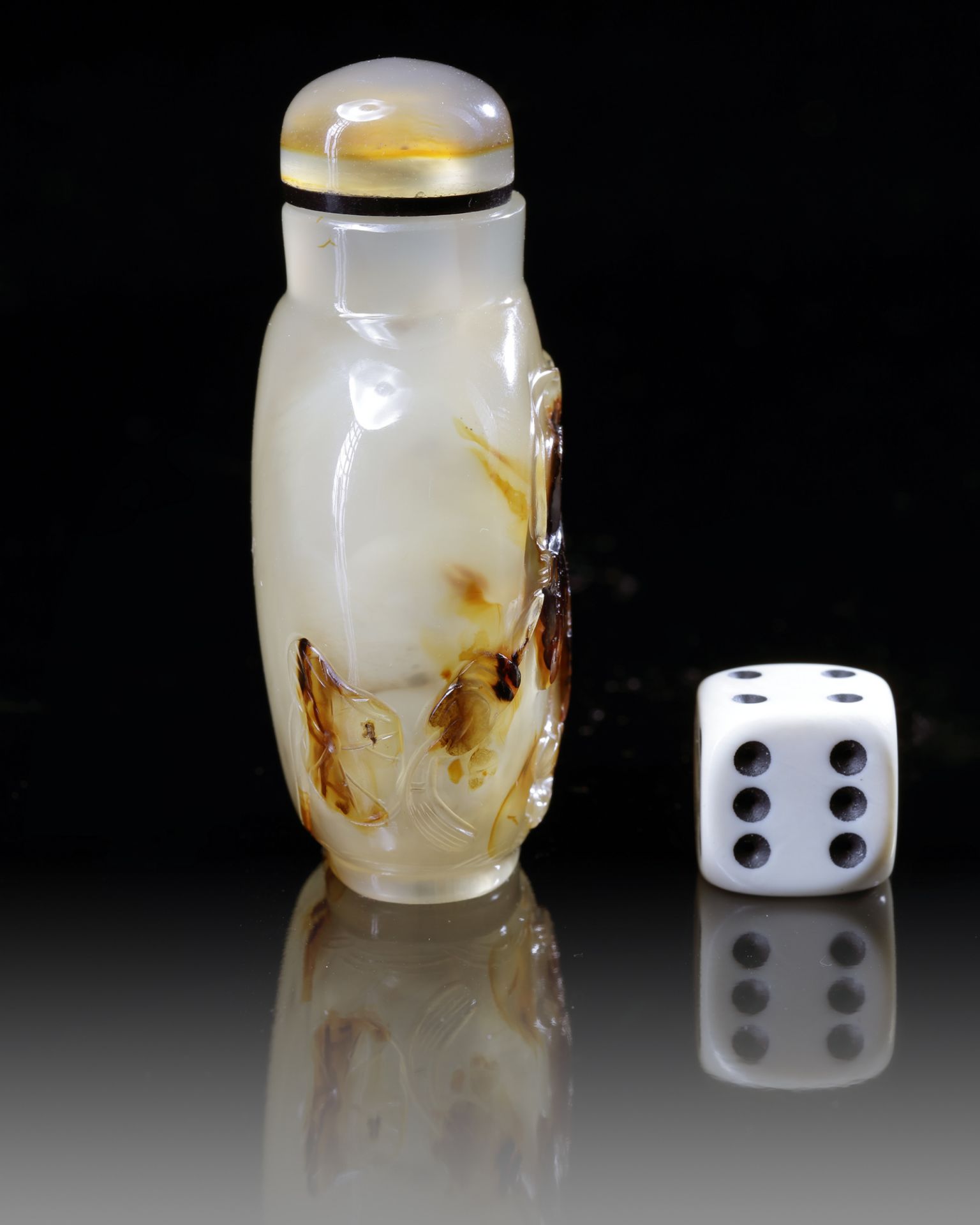 A CHINESE SHADOW AGATE 'LIU HAI' SNUFF BOTTLE - Bild 3 aus 3