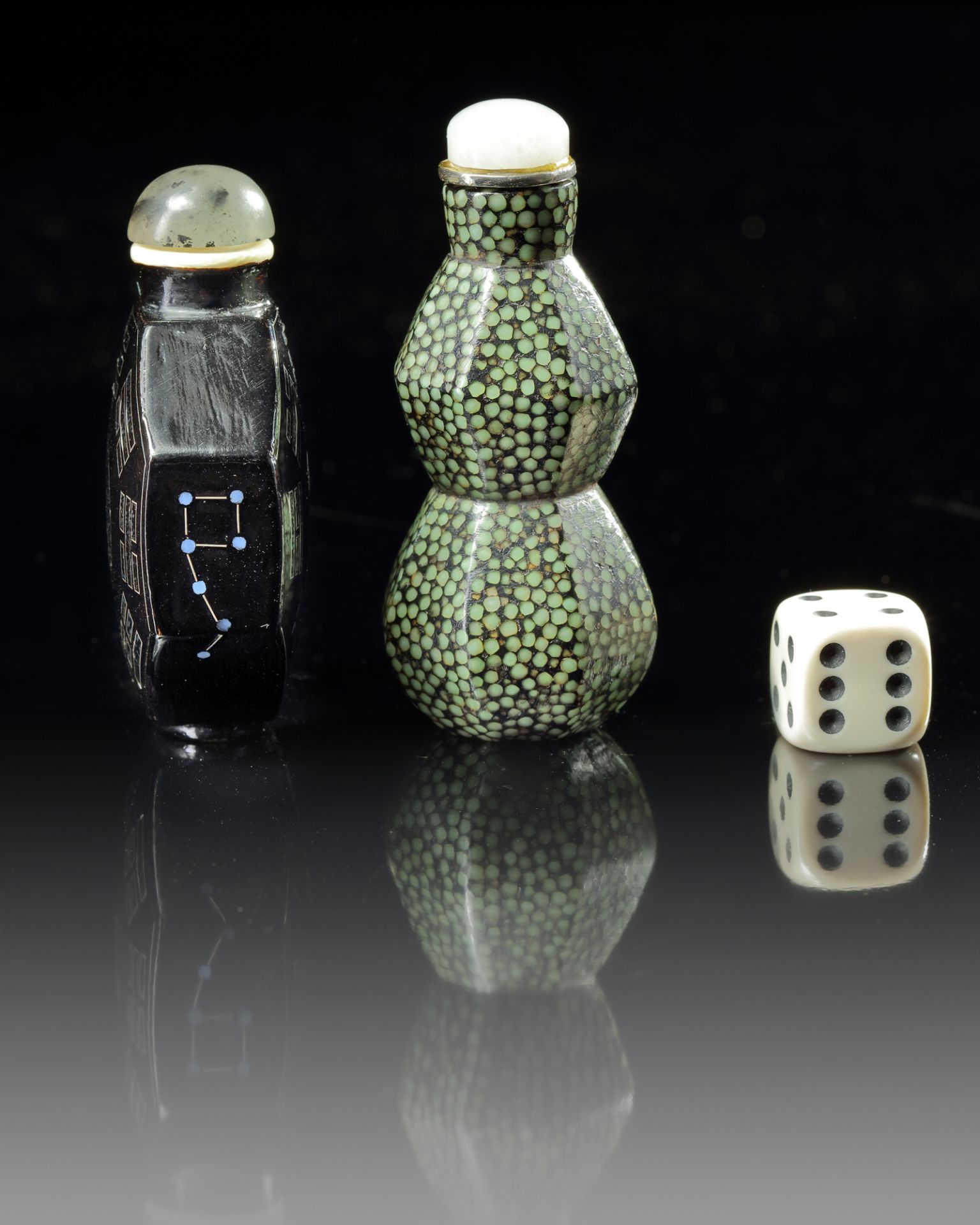 TWO CHINESE INLAID-LACQUER SNUFF BOTTLES - Image 2 of 3