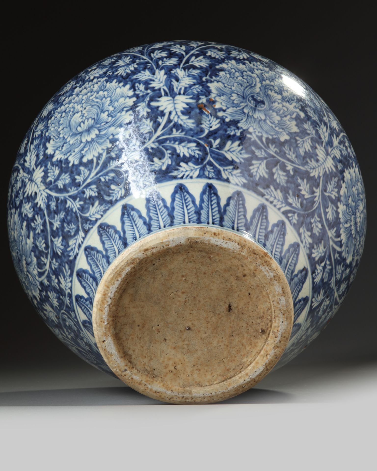 A LARGE CHINESE BLUE AND WHITE JAR - Image 4 of 4