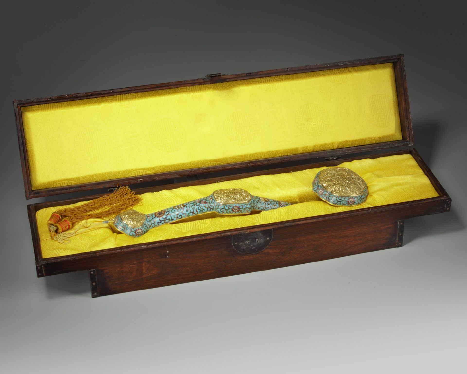 A CHINESE CLOISONNÉ ENAMEL RUYI-SCEPTRE IN A JADE PLAQUE INSET WOOD BOX - Image 2 of 6