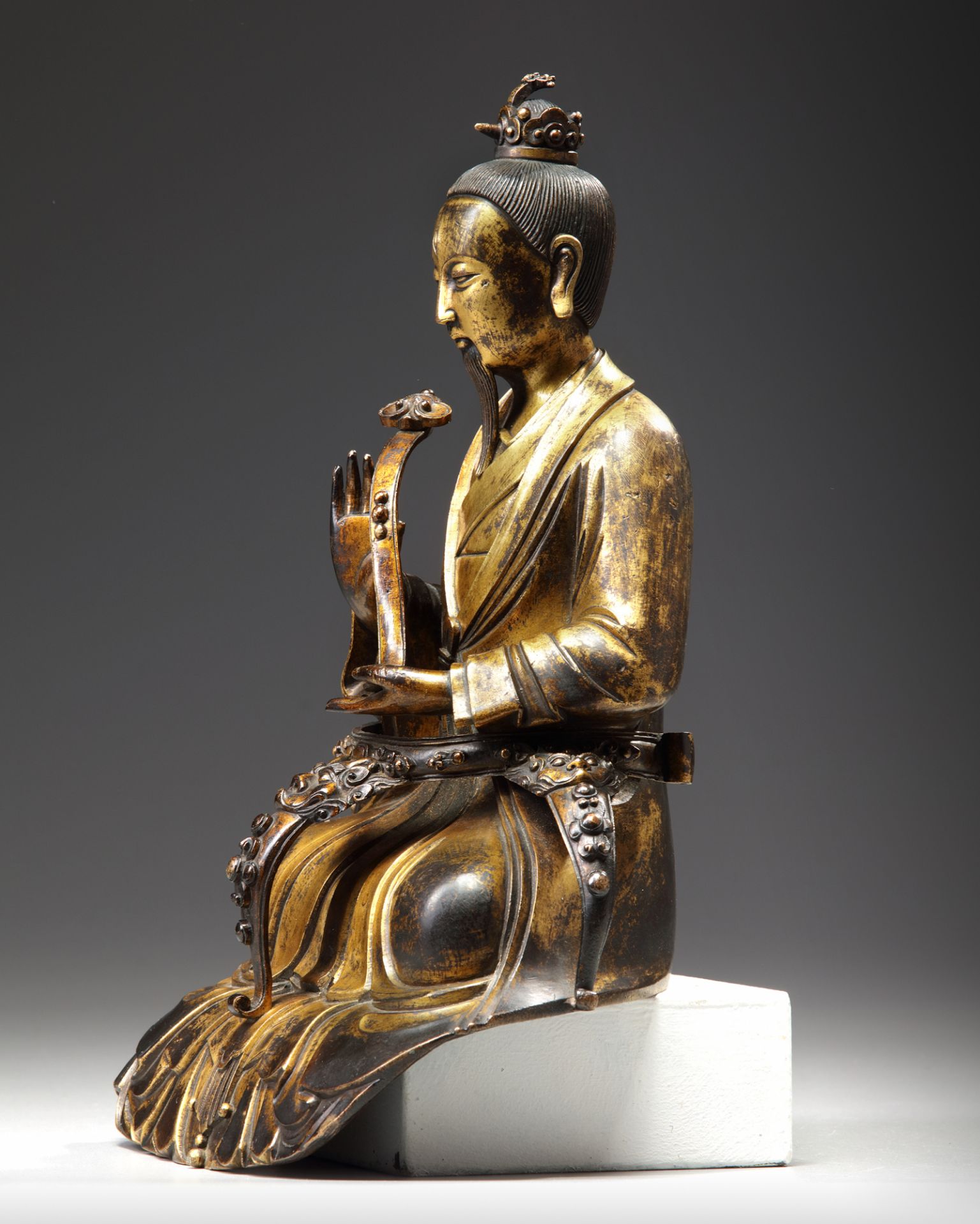 A CHINESE GILT BRONZE FIGURE OF A SCHOLAR - Bild 3 aus 6