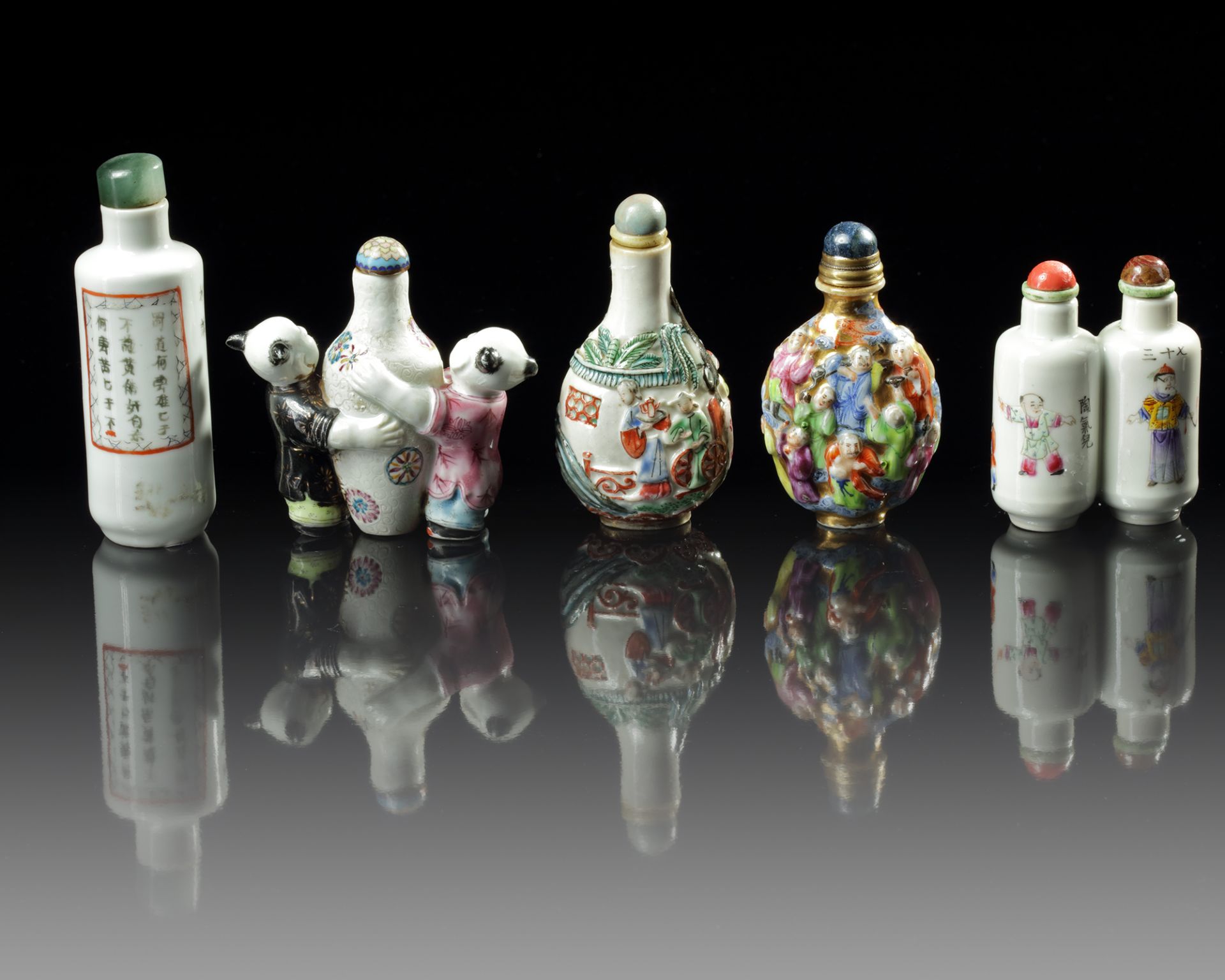 A GROUP OF FIVE CHINESE FAMILLE ROSE SNUFF BOTTLES - Bild 2 aus 3