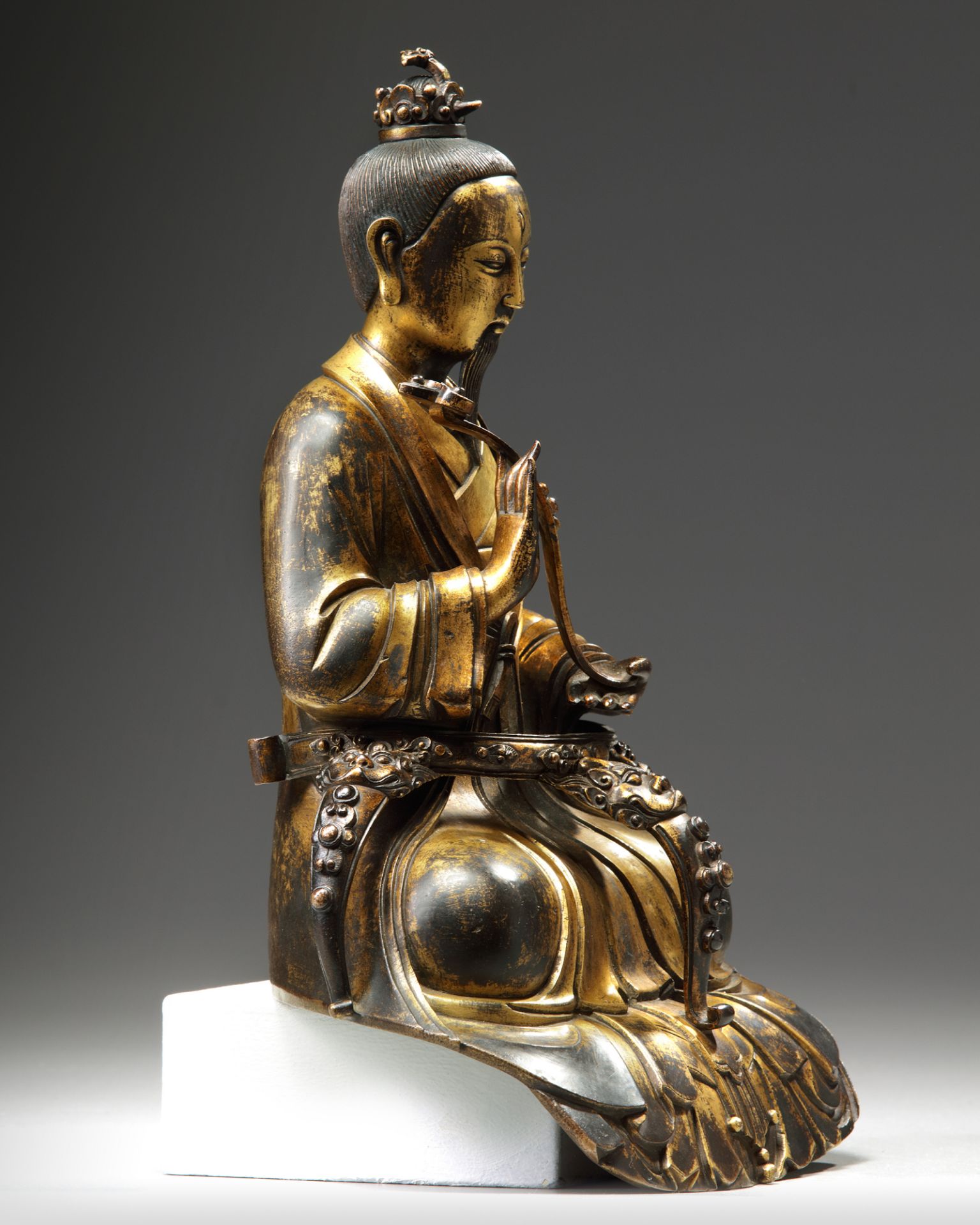 A CHINESE GILT BRONZE FIGURE OF A SCHOLAR - Bild 2 aus 6