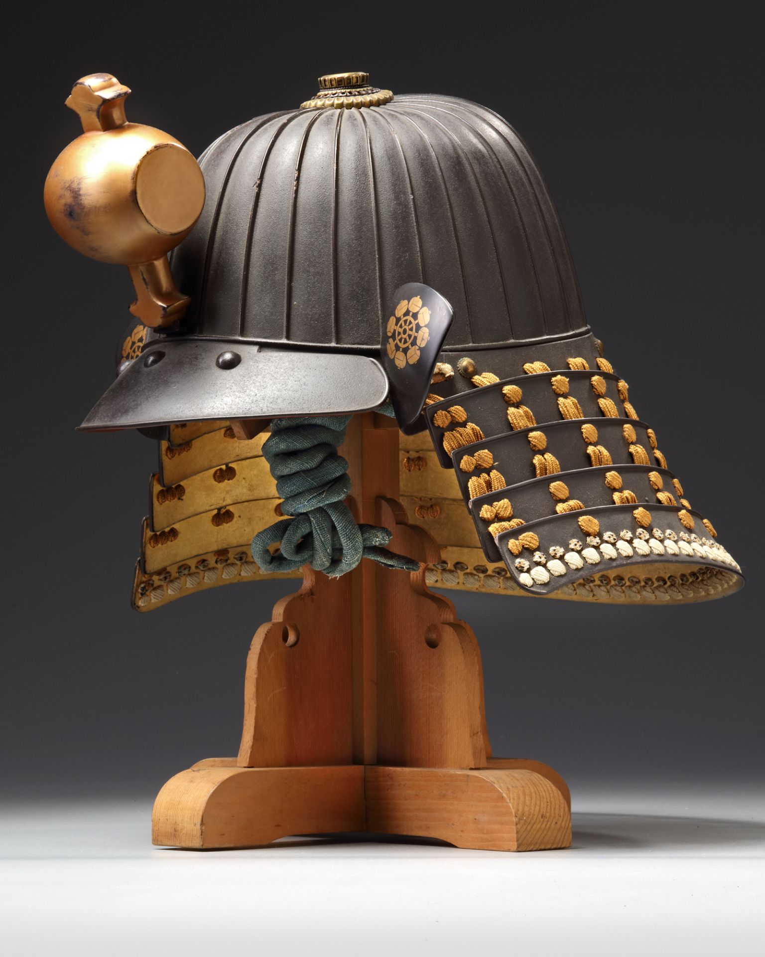 A JAPANESE TWENTY-EIGHT PLATE SUJI-KABUTO HELMET twenty-eight plate suji-kabuto helmet - Image 4 of 4