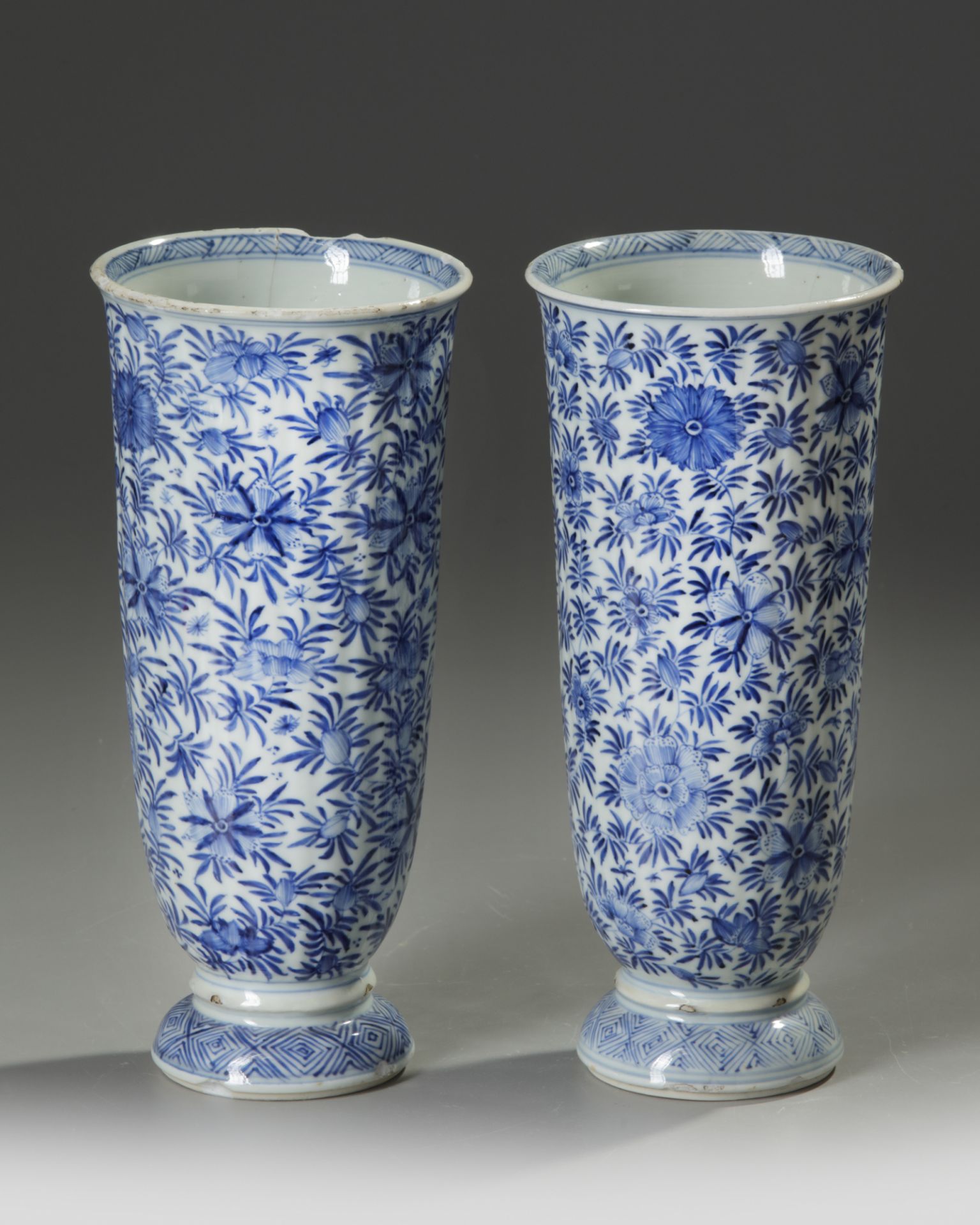 A PAIR OF CHINESE BLUE AND WHITE BEAKER VASES - Image 3 of 5