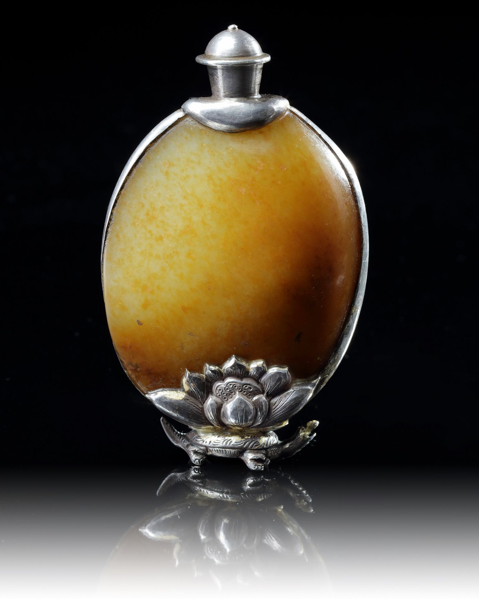 A TIBETAN SILVER-MOUNTED JADE SNUFF BOTTLE - Image 2 of 3