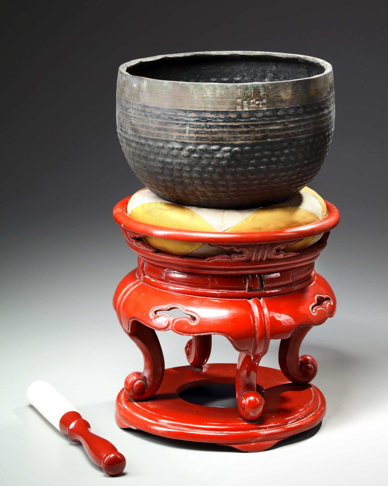 A JAPANESE TEMPLE BELL ON RED LACQUERED STAND WITH PILLOW - Bild 2 aus 4